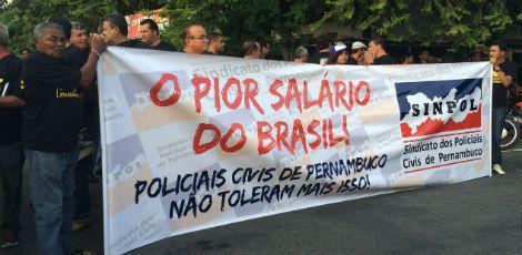Policiais Civis realizam na tarde desta quarta-feira (13) uma passeata em busca de melhores condições de trabalho aos profissionais / Foto: Maria Regina Jardim / JC
