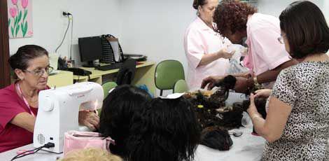Grupo de voluntárias produz perucas para serem doados a mulheres em tratamento / Foto: Guga Matos/JC Imagem