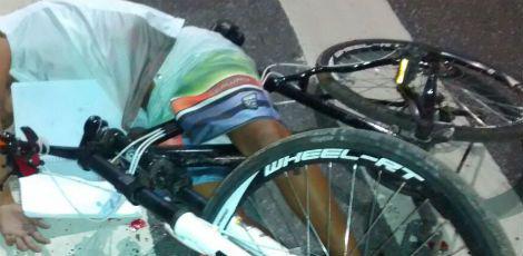 No local do crime, a bicicleta e os materiais escolares da vítima ficaram sobre seu corpo / Foto: Polícia Militar/ Divulgação
