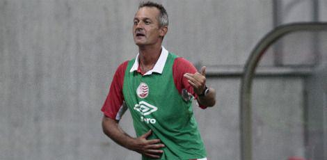 Lisca imitou dança de Neto Baiano após jogo de terça contra o Criciúma / Guga Matos/JC Imagem