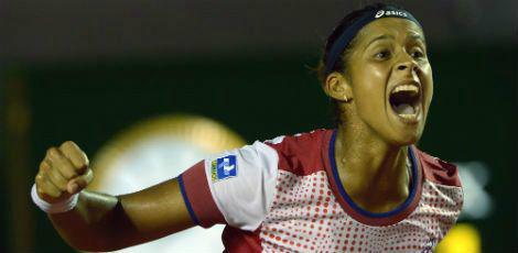 Teliana Pereira precisa vencer mais um jogo para confirmar sua vaga na  chave principal de Roland Garros / AFP