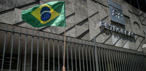 A ação acusa a Petrobras e parte de seus executivos de violarem a lei que regula o mercado de capitais dos Estados Unidos, a Securities Exchange Act, e também regulamentos da CVM (Comissão de Valores Mobiliários) no Brasil / Foto: Yasuyoshi AFP