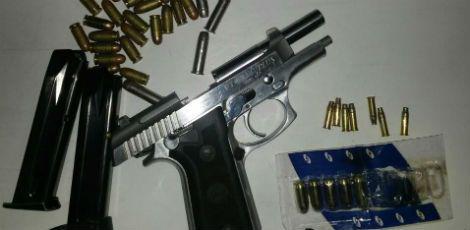 Arma e munições iam ser levados ao líder da quadrilha que realizou assalto a banco em Santa Filomena / Foto: Divulgação / Polícia Militar