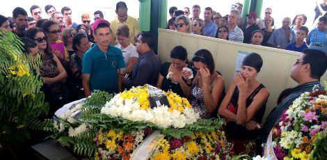 O corpo do pedagogo conhecido como Betinho do Agnes, foi enterrado na manhã desta segunda-feira (18), no cemitério de Santo Amaro / Foto: Guga Matos/JC Imagem