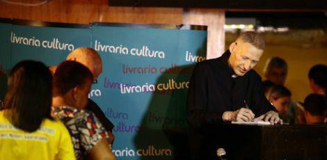 O Padre Marcelo Rossi recebou milhares de fãs na LIvraria Cultura, no Bairro do Recife, para autógrafos do seu novo livro Philia / André Nery/JC Imagem