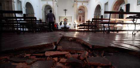 Piso da Igreja de Nossa Senhora da Graça dilatou e se quebrou em Olinda / Foto: Guga Matos/JC Imagem