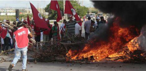 Junto à militantes do Movimento Sem Terra (MST), os manifestantes queimaram pneus e galhos / Foto: Bobby Fabisak/JC Imagem