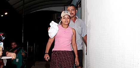 Nessa segunda, Vaniela prestou depoimento do DHPP, acompanhada do pai / Foto: Edmar Melo/JC Imagem