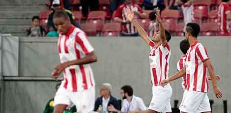 Volante Willian Magrão ergue os braços comemorando o seu gol na vitória do Náutico / Foto: Bobby Fabisack/JC Imagem