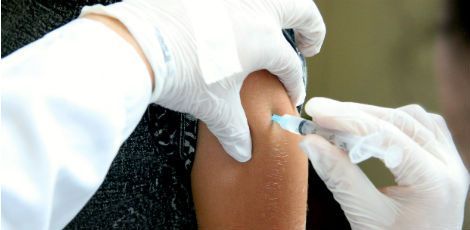 Há atualmente duas vacinas contra a doença em estágio mais avançado de desenvolvimento. A Anvisa (Agência Nacional de Vigilância Sanitária) avalia uma delas