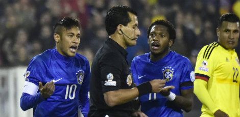 Neymar já estava suspenso antes mesmo de levar o cartão vermelho, por ter levado o segundo amarelo na competição ainda no primeiro tempo / Foto: LUIS ACOSTA/ AFP