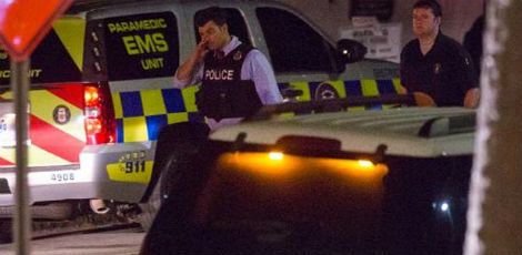 Policiais isolaram a área próxima à igreja que foi cenário de um ataque na quarta-feira à noite em Charleston.  / Foto: Richard Ellys / AFP