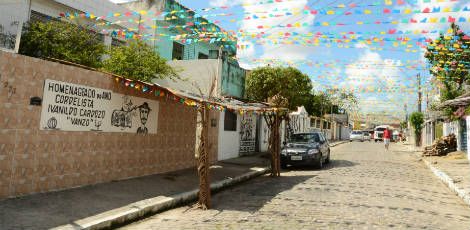 A rua fez a decoração com referência na xilogravura, elemento do Movimento Armorial, além de bandeirinhas e balões / Foto: Antônio Tenório/PCR