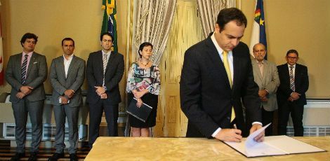 Paulo Câmara assina decreto que instituiu o Plano de Contingeciamento / JC Imagem