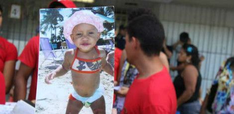 Izabel Fernandes, 3 anos, morreu no Hospital da Restauração três dias depois de levar um tiro na cabeça durante o próprio batizado / Foto: Ashlley Melo/JC Imagem