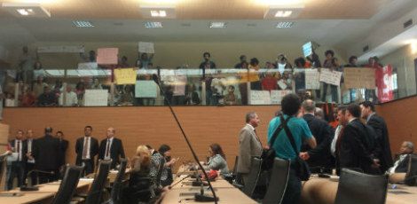 Manifestantes ocuparam as galerias da Câmara e fizeram sessão ser transferida para o plenarinho / Foto: Mariana Mesquita/JC