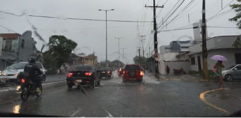 Pancadas de chuva foram suficientes para provocar alagamentos e trechos congestionados / Foto: Romeu Coutinho/ Via Comuniq