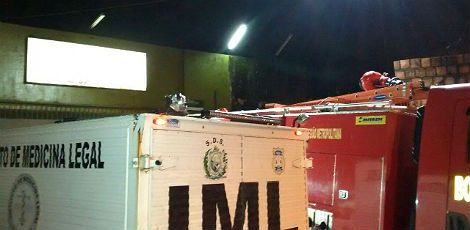 Por volta das 20h30, o IML chegou ao local para levar o corpo da vítima / Foto: Renata Monteiro/JC