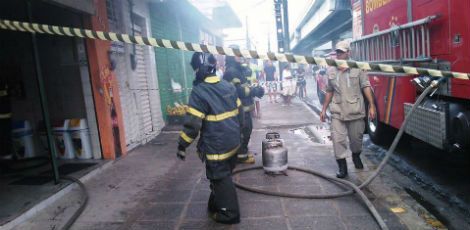 As chamas atingiram o teto de pvc, o forno e o freezer / Foto: Bombeiros/Divulgação 