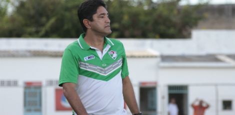 Técnico Sérgio China permanece à frente do time do Salgueiro / Bobby Fabisak/JC Imagem