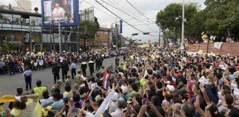 Multidão de jovens que aguardava a chegada do Pontífice à cidade de Assunção. / Foto: JUAN MABROMATA / AFP