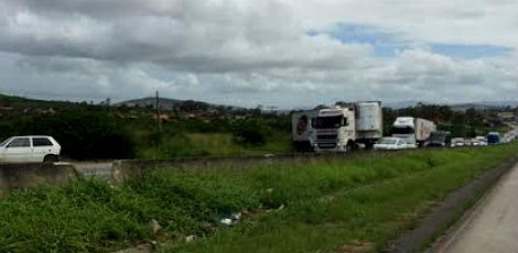 Segundo informações da Polícia Rodoviária Federal (PRF), o caminhão derrapou na pista. / Foto: TV Jornal Caruaru/Reprodução
