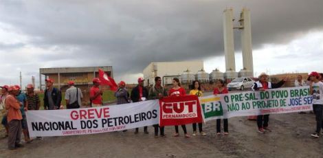 Petroleiros estavam acompanhados de representantes de movimentos sociais / Foto: Edmar Melo/JC Imagem