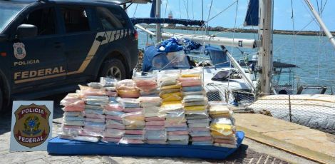 Até a noite desta segunda, mais 438 tabletes, cerca de 613,5 quilos de cocaína, haviam sido encontrados no veleiro / Foto: Divulgação/ PF