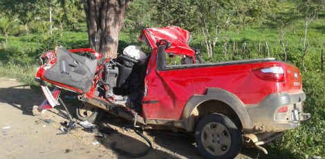 Veículo do primeiro acidente, um Fiat Strada, ficou completamente destruído. / Foto: TV Jornal Caruaru