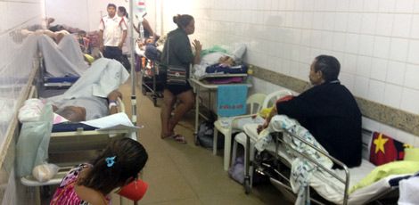 Pacientes aguardam no corredor do Hospital Getúlio Vargas / Diego Nigro/JC Imagem