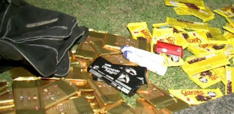 Corporação encontrou mais de 100 barras de chocolate com os suspeitos / Foto: Reprodução/TV Jornal