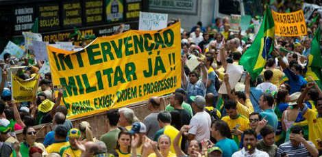 Pedidos de intervenção militar pipocaram nos protestos contra o governo federal este ano / Agência Brasil