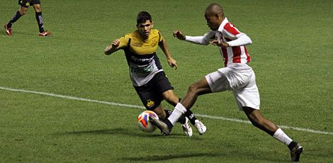 Lareral Gil Mineiro em jogada contra o meia Natan, ex-Santa Cruz, na derrota do Náutico / Foto: Daniel Búrigo/A Tribuna