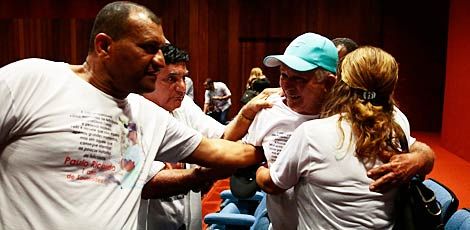 Emocionados, parentes do torcedor Paulo Ricardo se abraçam após condenação dos réus / Foto: André Nery/JC Imagem