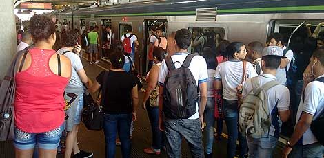 Passageiros assustados diante de novo assalto ao metrô do Recife / Foto: Ithallyne Marques/TV Jornal