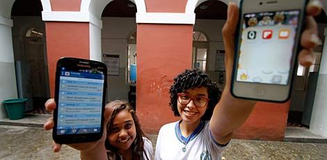 As feras Mayara e Isa usam diariamente o smartphone para rever conteúdo, tirar dúvidas e se manter informadas