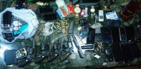 Polícia apreendeu armas, celulares, e dinheiro com o grupo criminoso / Foto: Divulgação/Polícia Militar