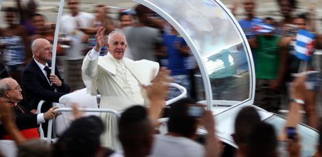 Em sua chegada a Havana, o papa argentino foi recebido pelo presidente Raúl Castro e pelo cardeal Jaime Ortega / Foto: AFP