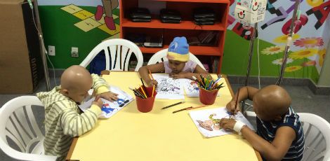 Em tratamento, as crianças podem ter aula de português, matemática, ciências, geografia, história e artes / Cinthya Leite/Especial para o JC