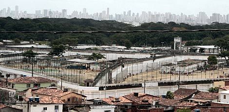 Presídios têm 6,8 mil detentos para 1,4 mil vagas / Guga Matos/JC Imagem