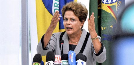Os ministros devem discutir ainda nesta noite se reúnem sob relatoria de um só integrante da Corte as quatro ações que questionam a legitimidade da campanha presidencial de Dilma