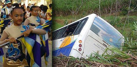 Ônibus virou com o impacto e menina foi arremessada para fora do veículo / Foto: Cortesia