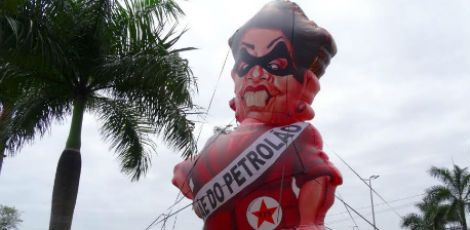 Boneca que satiriza a presidente Dilma tem 14 metros de altura e será exposta em Boa Viagem. / Foto: Divulgação