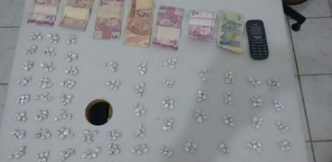 Com o suspeito, foram apreendidas 280 pedras de crack e uma quantia de R$ 32 / Foto: divulgação/PM