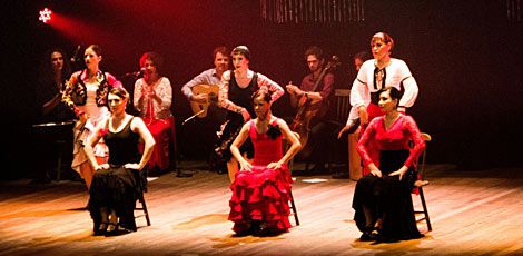 Espetáculo de Karina Leiro conta com oito bailarinas, três músicos e um ator / Divulgação