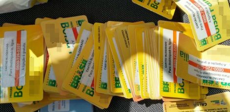 Com a adolescente, foram encontrados 62 cartões do Bolsa Família, 12 cartões de clientes do banco e comprovantes de saques / Foto: Divulgação/ Polícia Civil