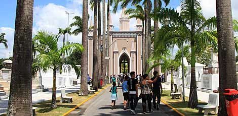 Capela do Cemitério de Santo Amaro, construção de estilo gótico na área central do Recife, foi restaurada pela Emlurb / Foto: Ashlley Melo/JC Imagem