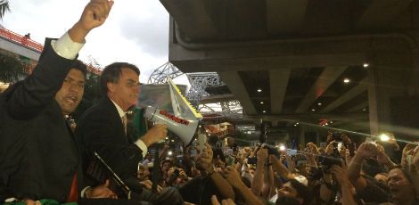Deputado federal Jair Bolsonaro é recebido com festa por seus admiradores / Foto: Edson Mota / JC