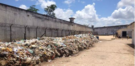 Foram encontrados mais de 100 toneladas de lixo em duas penitenciárias da Ilha de Itamaracá / Foto cedida pelo promotor Marcellus Ugiette
