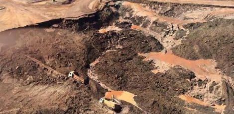 Oficialmente, o número de mortos passou para quatro pessoas e o de desaparecidos, para 22 -11 funcionários da mineradora Samarco e 11 moradores dos distritos de Bento Rodrigues e Camargos / Foto: Corpo de Bombeiros MG